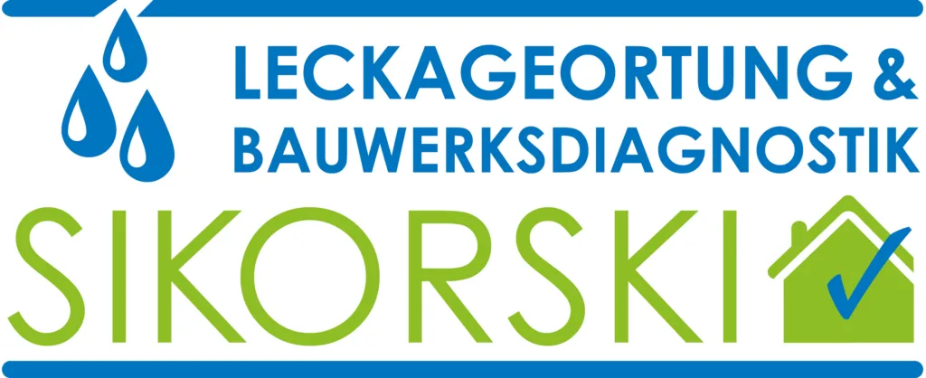 Logo mit blauen Wassertropfen, dem Text Leckageortung & Bauwerksdiagnostik in Blau und Sikorski in großen grünen Buchstaben mit einem grünen Haus und einem blauen Häkchen auf der rechten Seite.